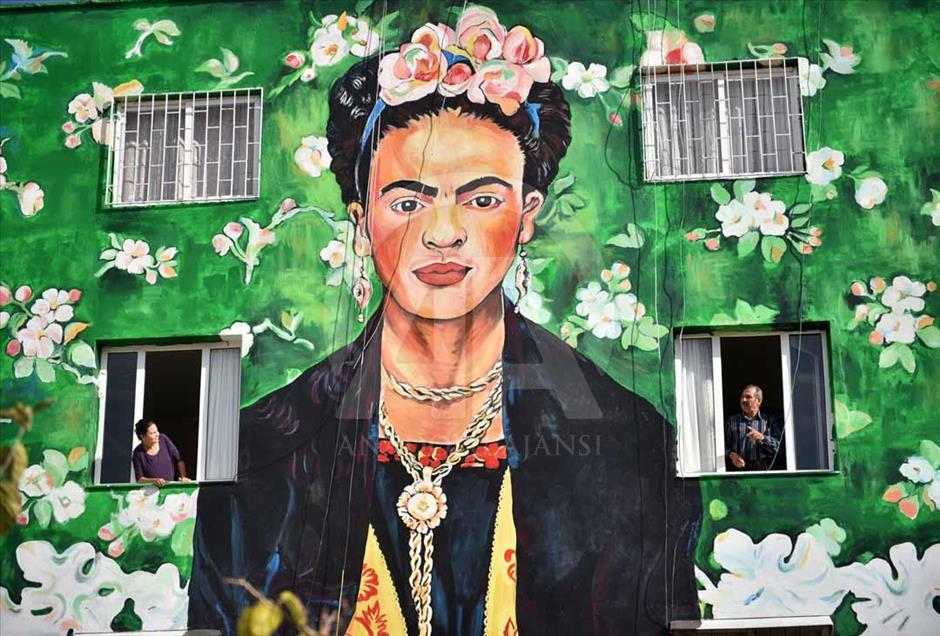 Obras de arte famosas se toman las paredes de Mersin, Turquía