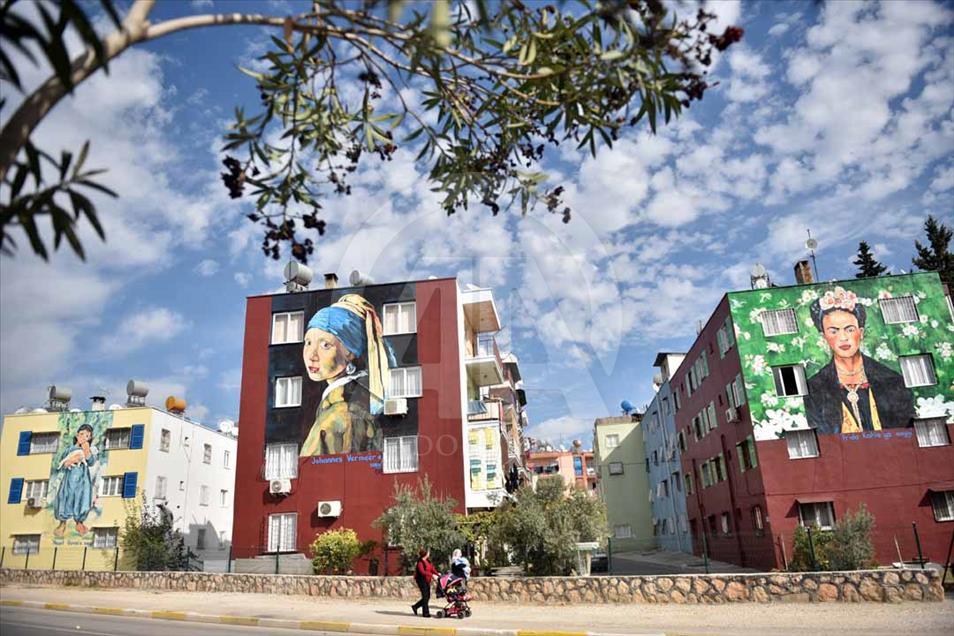 Obras de arte famosas se toman las paredes de Mersin, Turquía