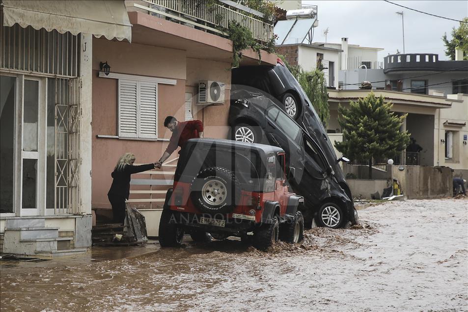 Grčka nakon poplava: Uništeni brojni domovi i automobili