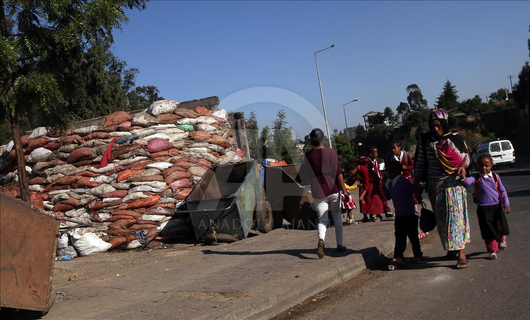 أديس أبابا.. تراكم النفايات بالشوارع على خلفية فساد مالي
