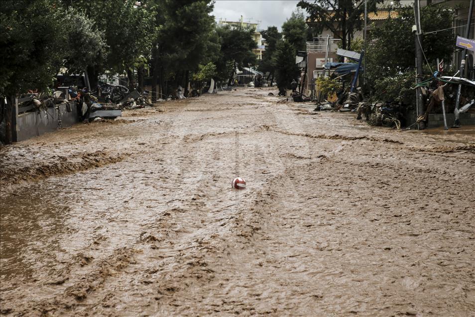 Grčka nakon poplava: Uništeni brojni domovi i automobili