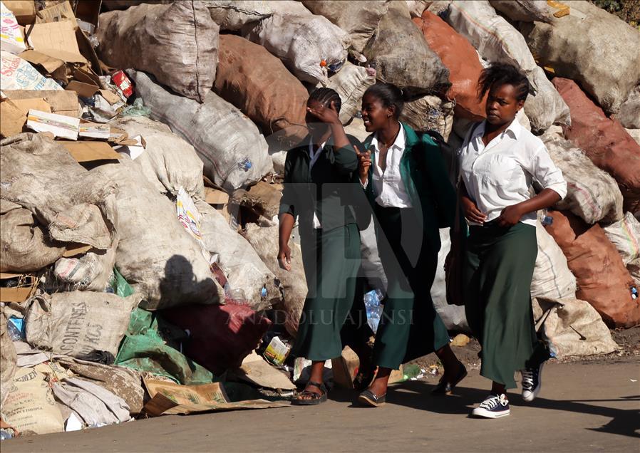 أديس أبابا.. تراكم النفايات بالشوارع على خلفية فساد مالي

