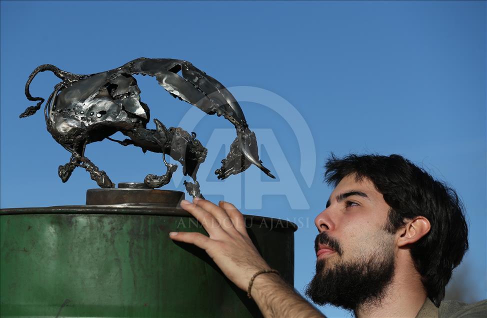 7 bin parça hurdadan yaptığı at kapıları açtı