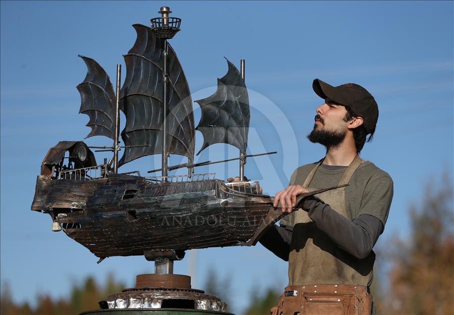 7 bin parça hurdadan yaptığı at kapıları açtı