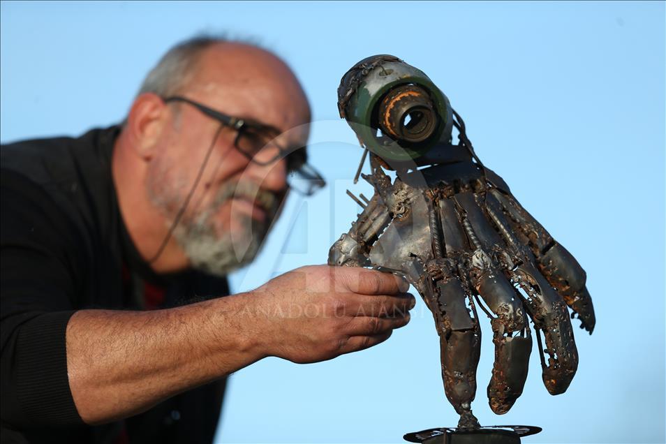 7 bin parça hurdadan yaptığı at kapıları açtı