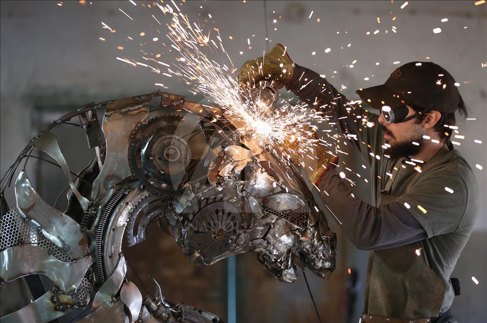 7 bin parça hurdadan yaptığı at kapıları açtı