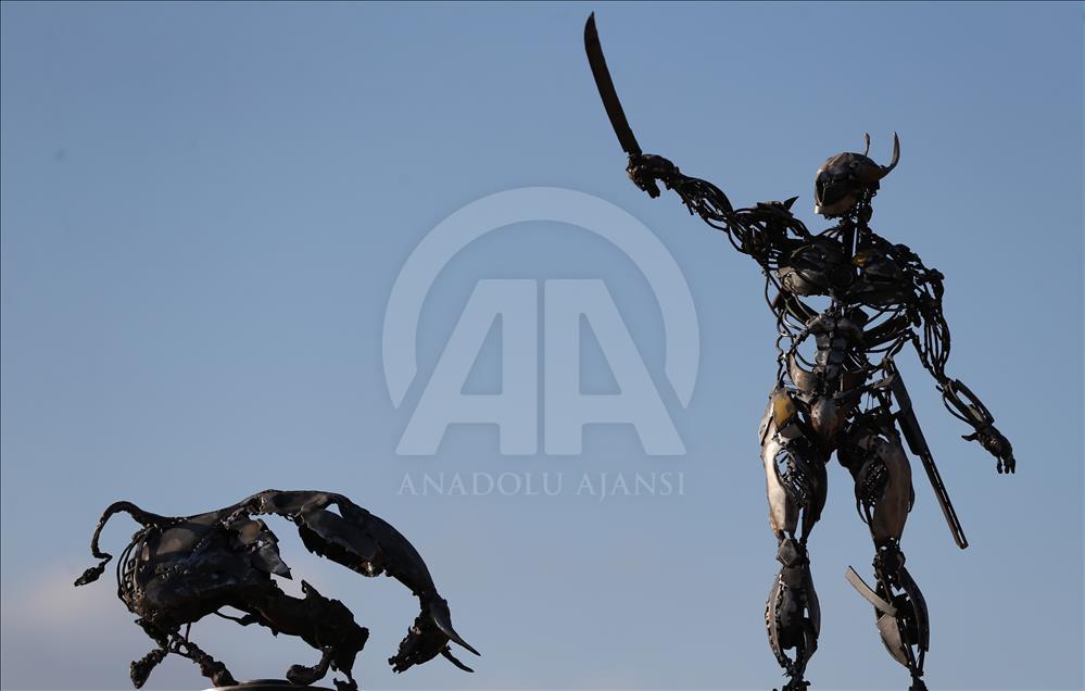 7 bin parça hurdadan yaptığı at kapıları açtı