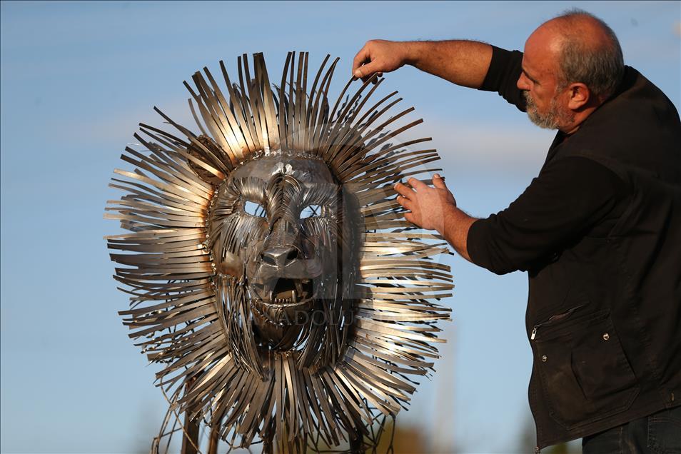 7 bin parça hurdadan yaptığı at kapıları açtı