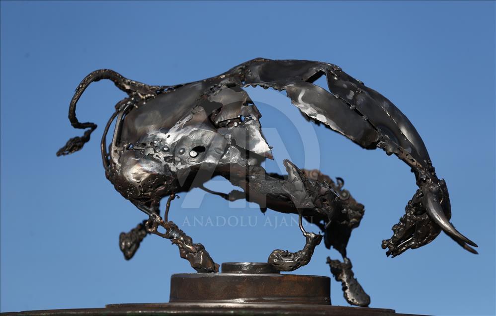 7 bin parça hurdadan yaptığı at kapıları açtı