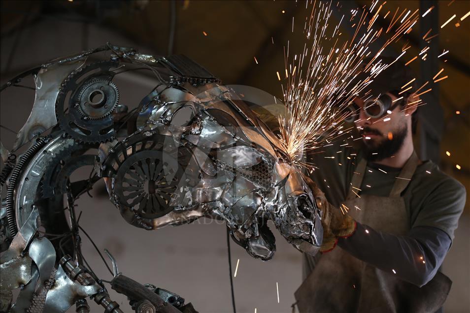 7 bin parça hurdadan yaptığı at kapıları açtı