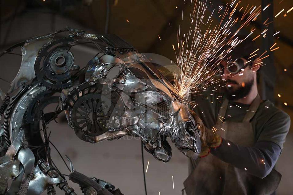 Joven artista turco hace creativas esculturas de metal