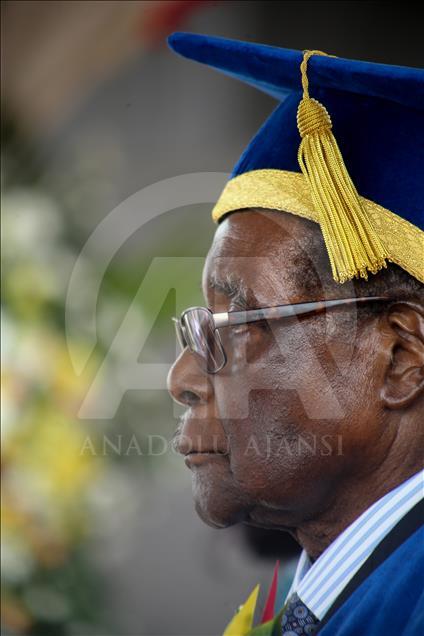 Le Zimbabwéen Robert Mugabe apparaît en public