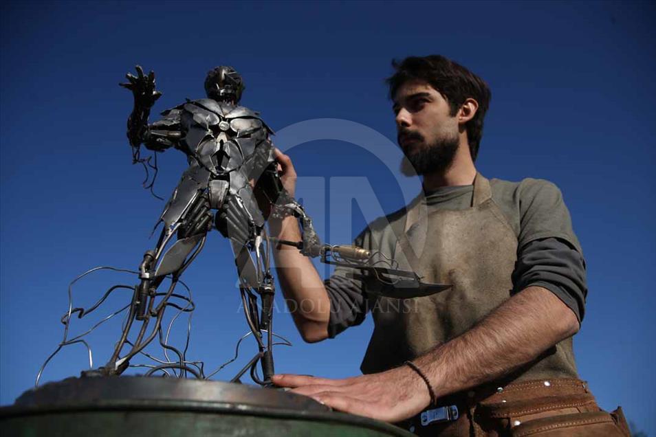 Joven artista turco hace creativas esculturas de metal