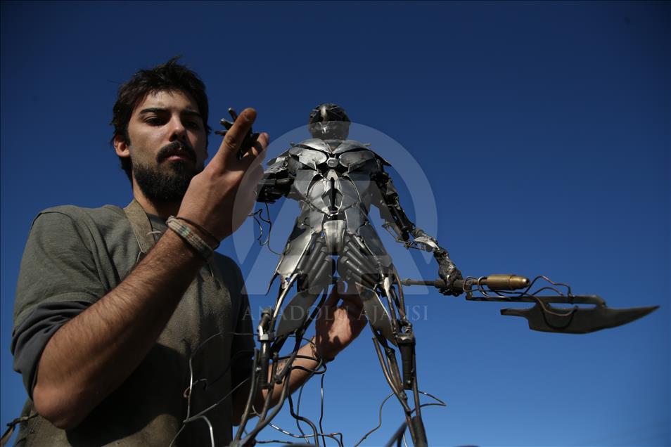 7 bin parça hurdadan yaptığı at kapıları açtı