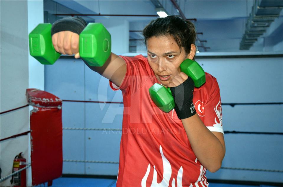 Turquie : Elif, boxeuse nationale championne d'Europe, vise le championnat international