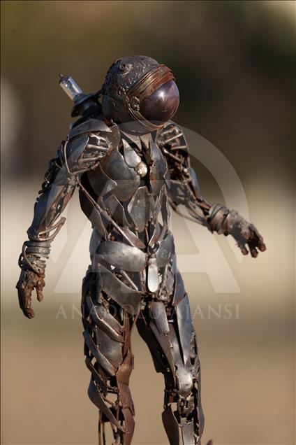 7 bin parça hurdadan yaptığı at kapıları açtı