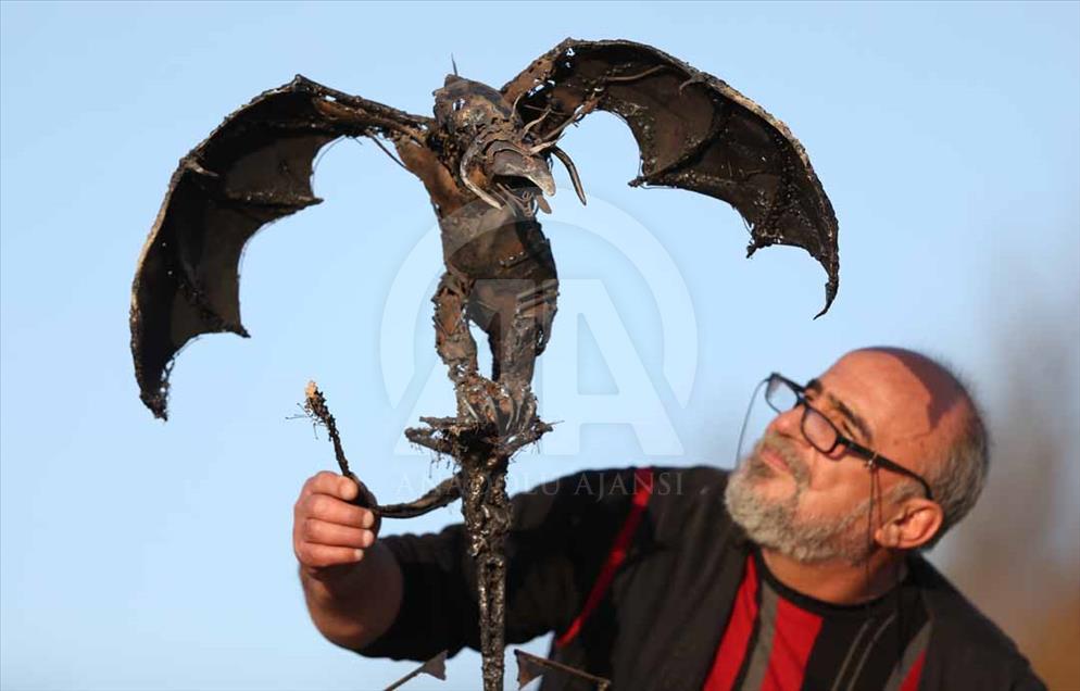 Joven artista turco hace creativas esculturas de metal
