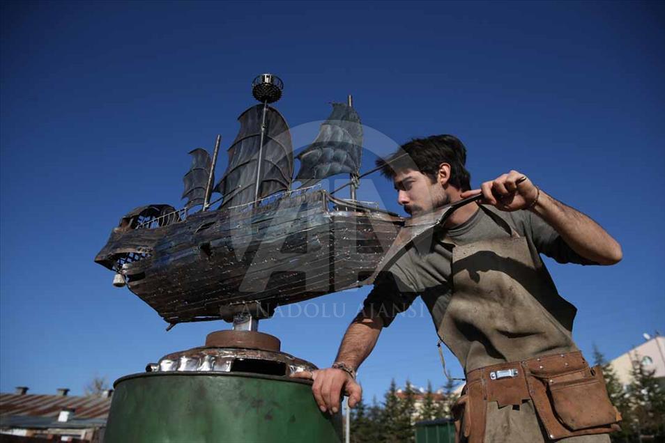 Joven artista turco hace creativas esculturas de metal