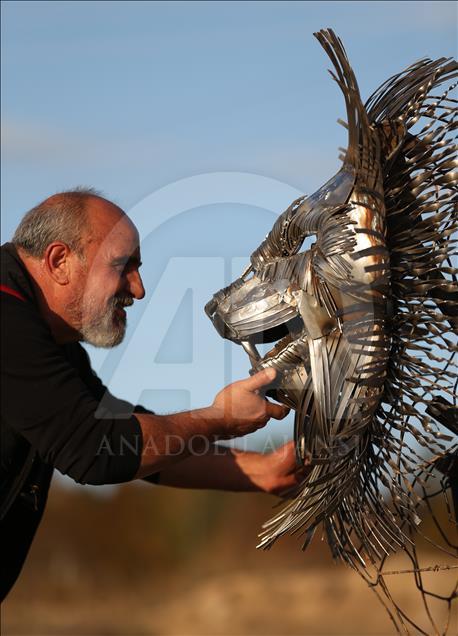 7 bin parça hurdadan yaptığı at kapıları açtı