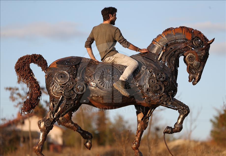 7 bin parça hurdadan yaptığı at kapıları açtı