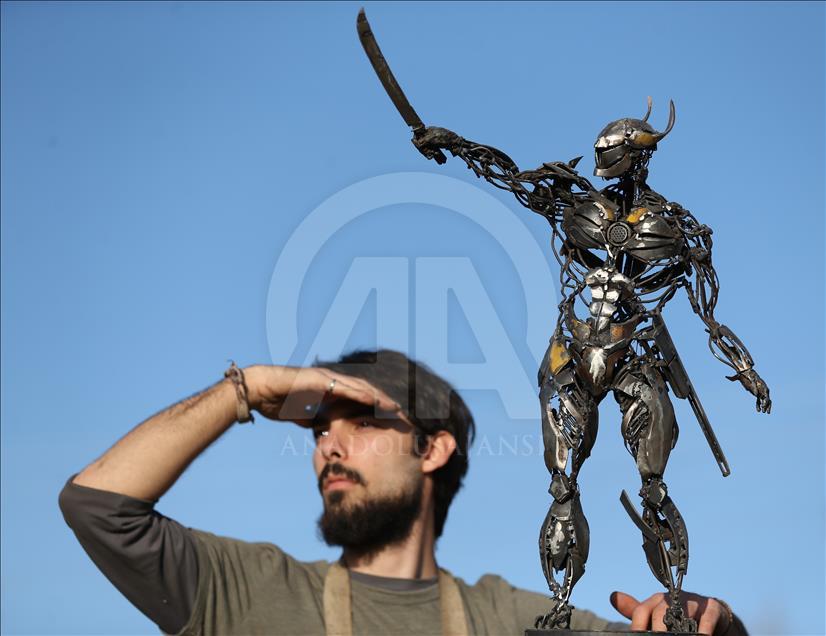 7 bin parça hurdadan yaptığı at kapıları açtı