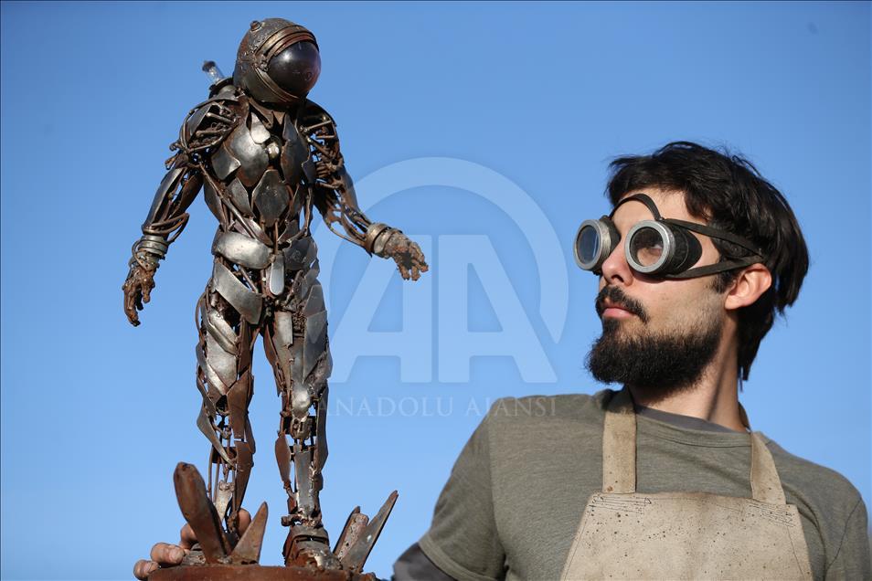 7 bin parça hurdadan yaptığı at kapıları açtı