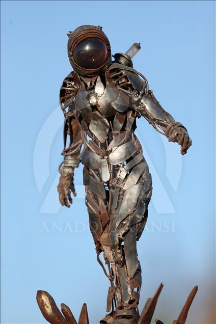 7 bin parça hurdadan yaptığı at kapıları açtı