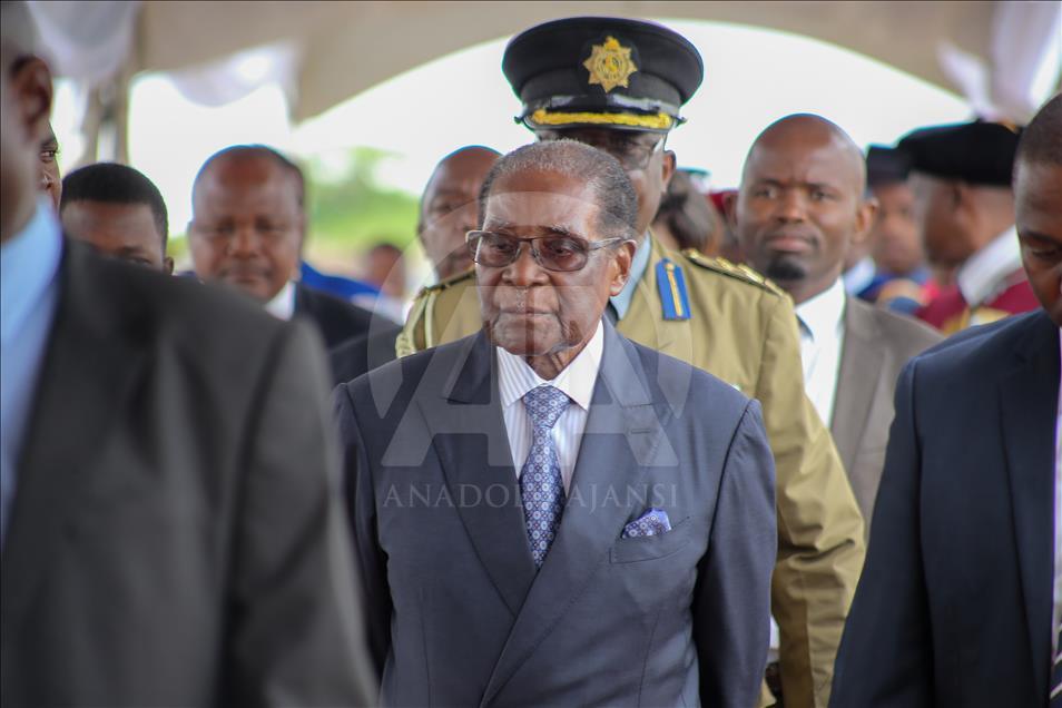Le Zimbabwéen Robert Mugabe apparaît en public