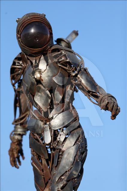 7 bin parça hurdadan yaptığı at kapıları açtı