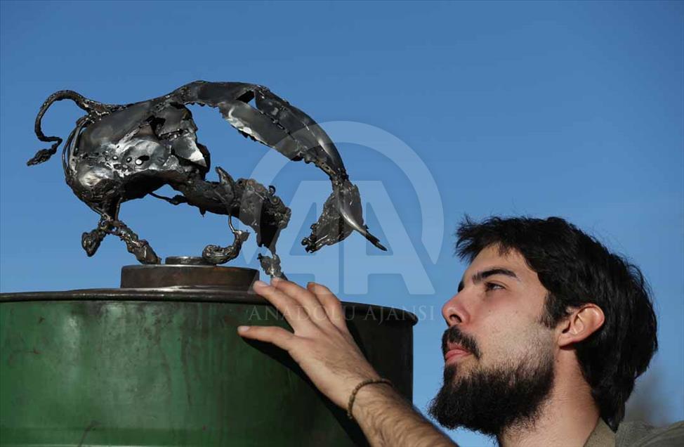 Joven artista turco hace creativas esculturas de metal