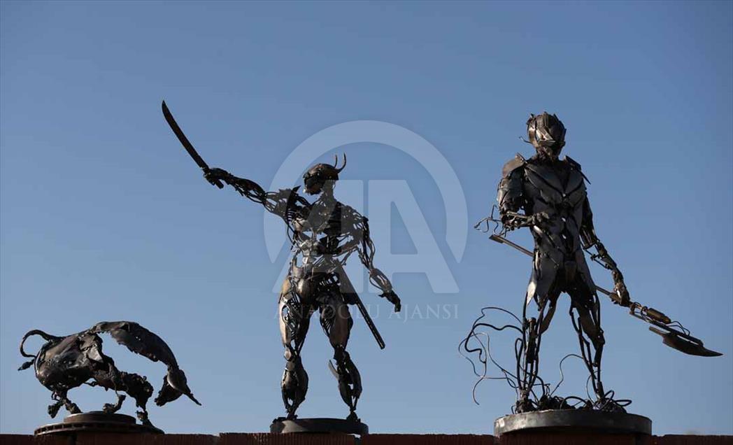 Joven artista turco hace creativas esculturas de metal