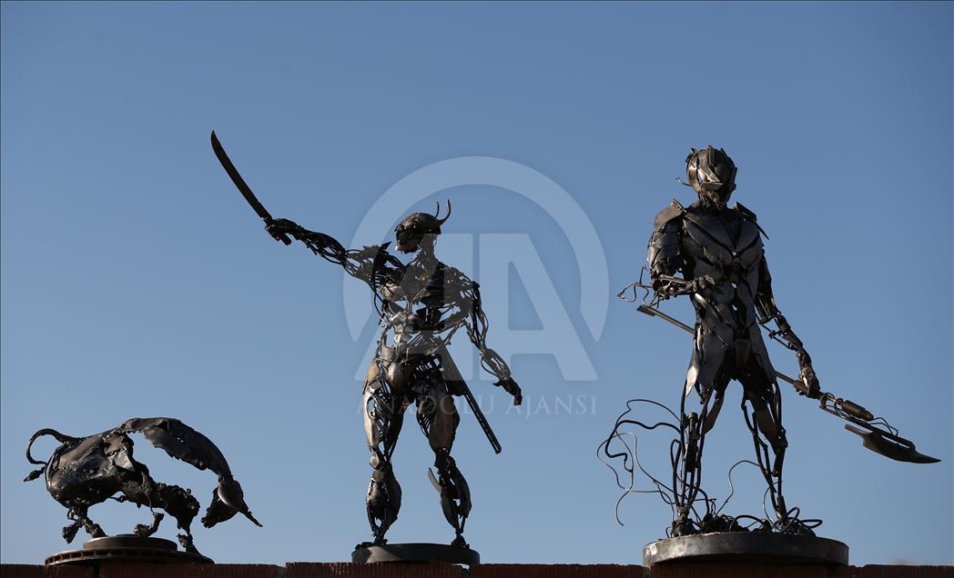 7 bin parça hurdadan yaptığı at kapıları açtı