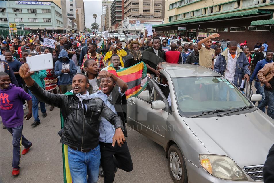 Zimbabweans march to demand President Robert Mugabe's resignation