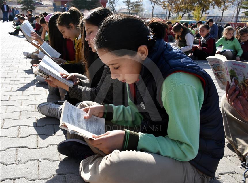 Öğrenciler "Oku Projesi"yle okuma alışkanlığı kazanıyor