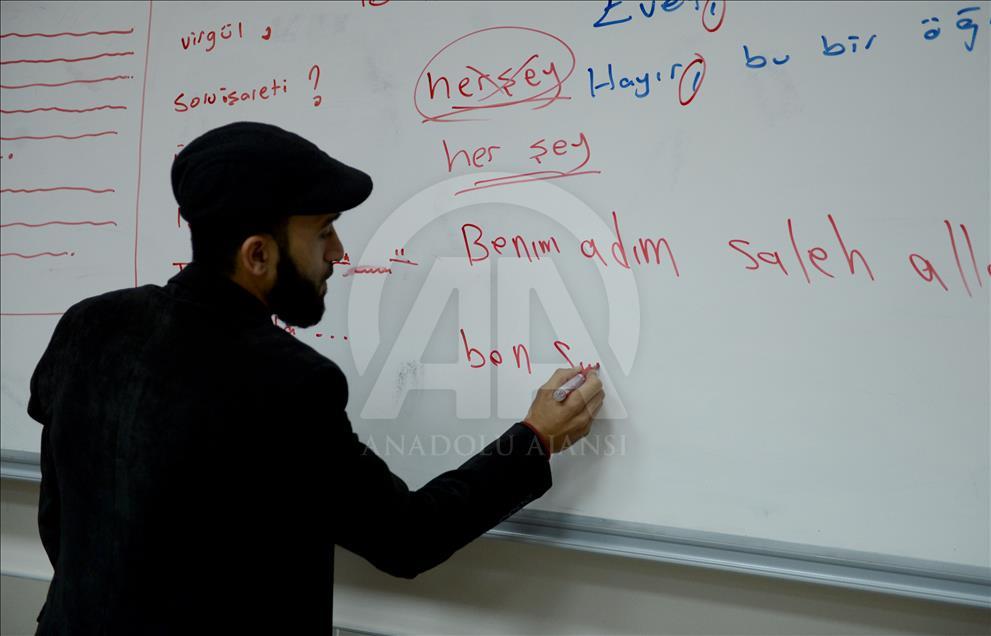 Réfugiés Syriens: Le turc devient la langue de l'amitié 
