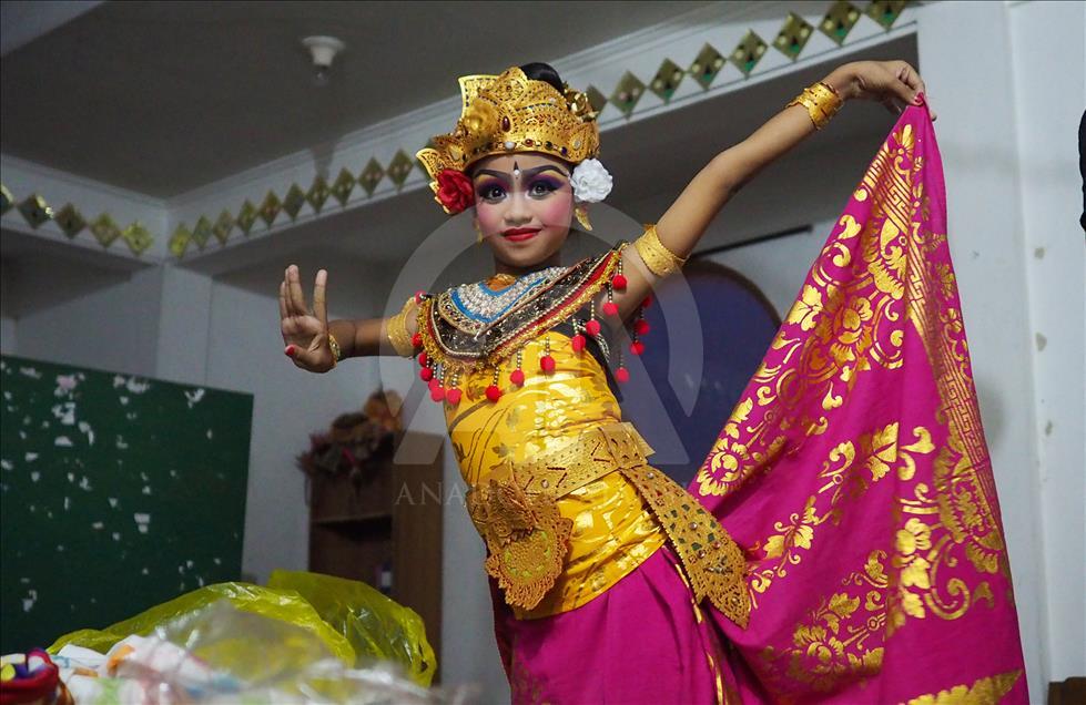 Gadis Bali bersiap pentas