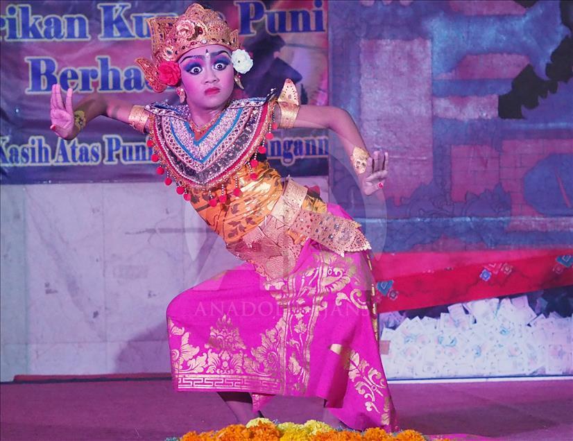 Gadis Bali bersiap pentas