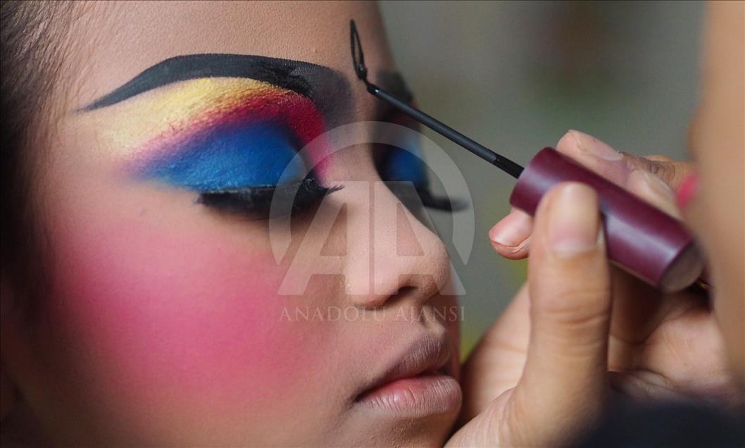 Gadis Bali bersiap pentas
