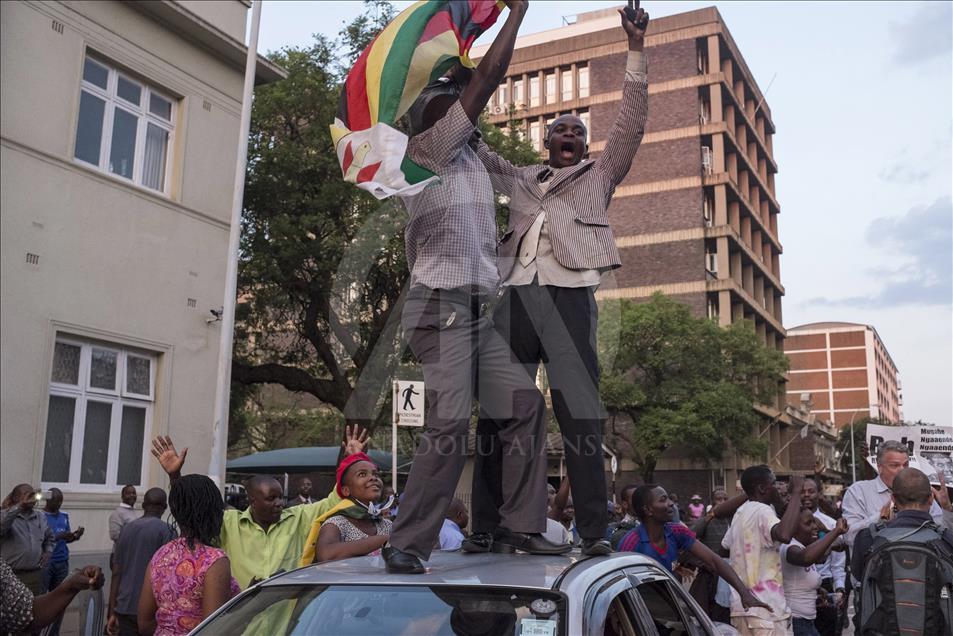 Zimbabve lideri Mugabe istifa etti