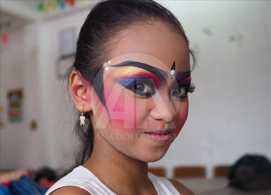 Gadis Bali bersiap pentas