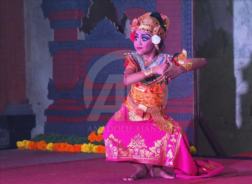 Gadis Bali bersiap pentas