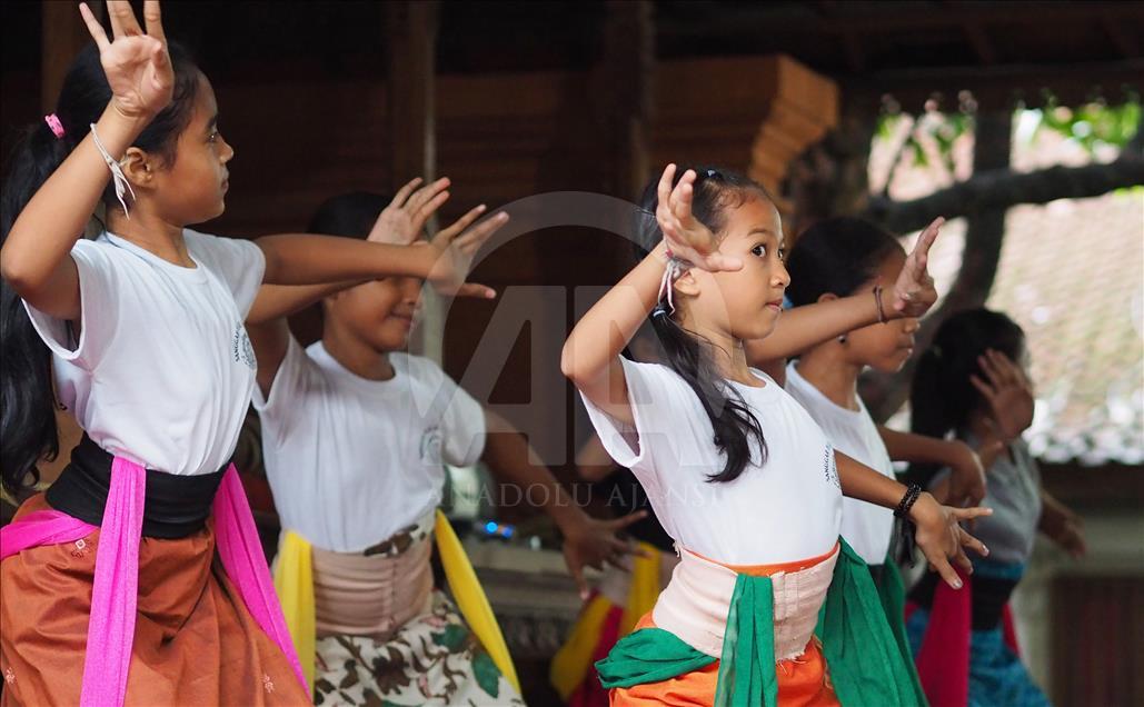 Gadis Bali bersiap pentas