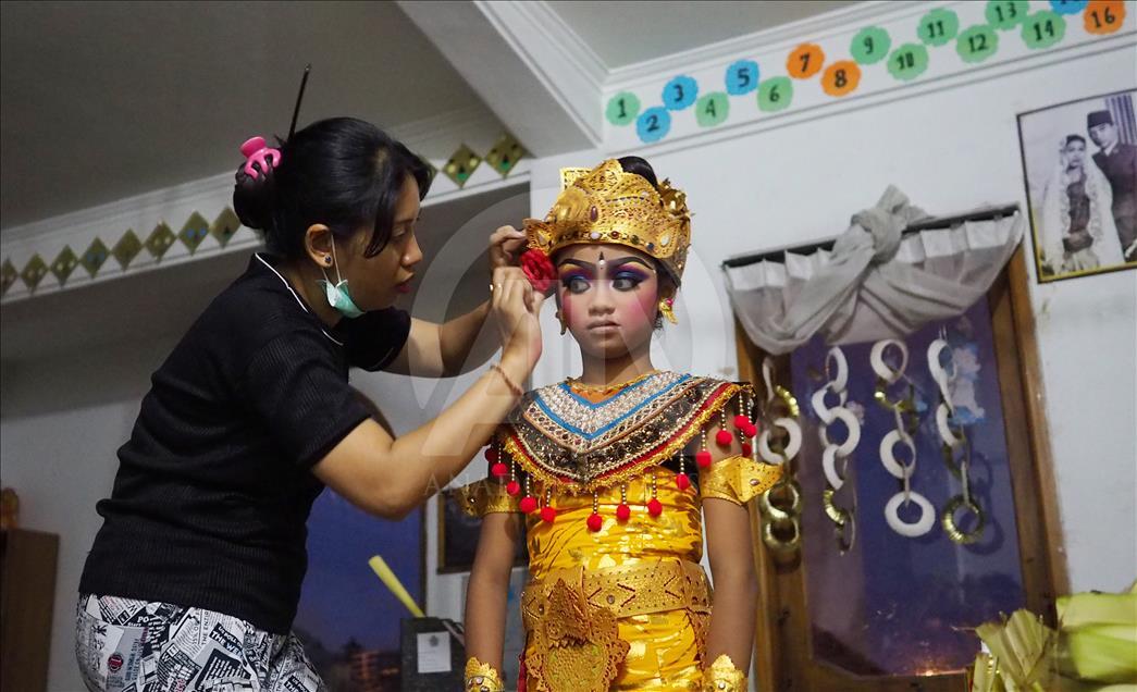 Gadis Bali bersiap pentas