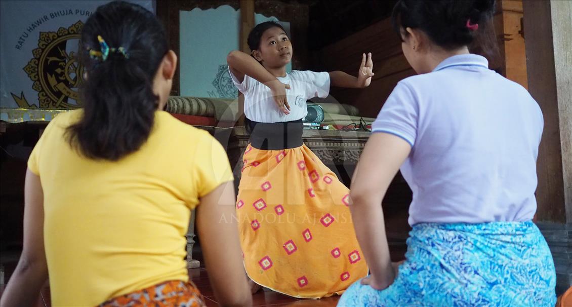 Gadis Bali bersiap pentas