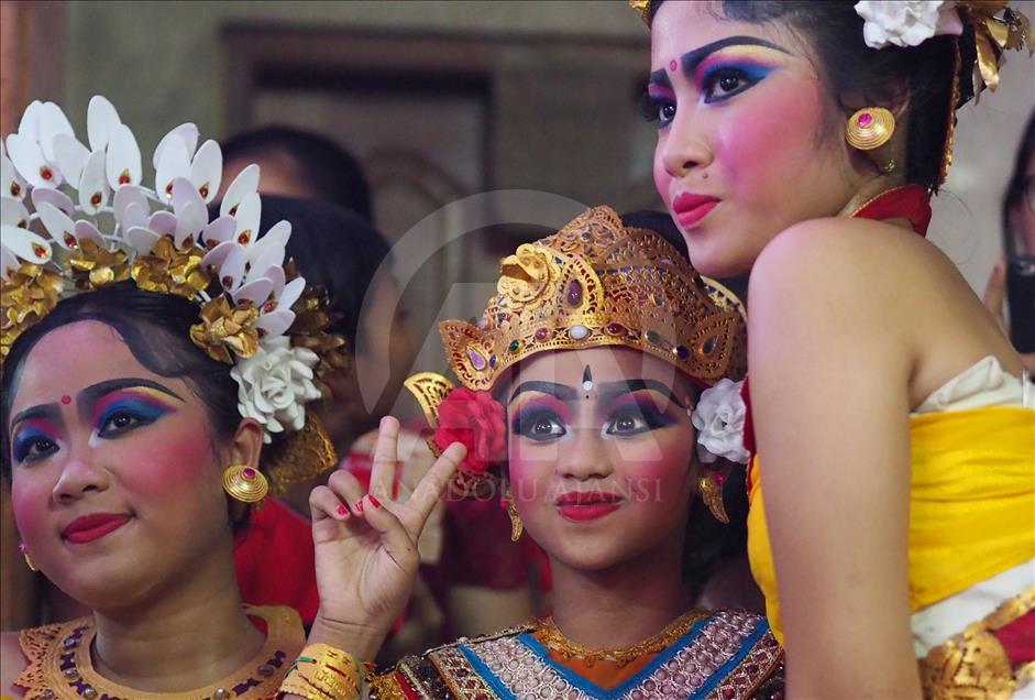 Gadis Bali bersiap pentas