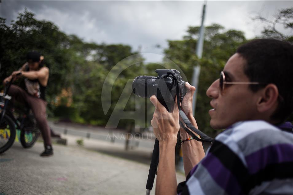 Görme engelli Kolombiyalı gencin fotoğrafçılık tutkusu