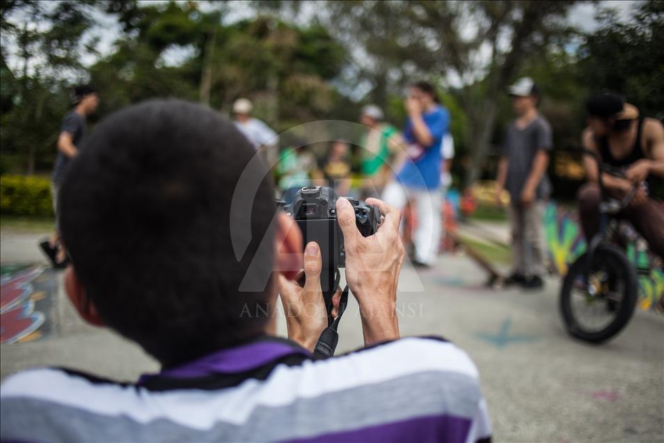 Görme engelli Kolombiyalı gencin fotoğrafçılık tutkusu