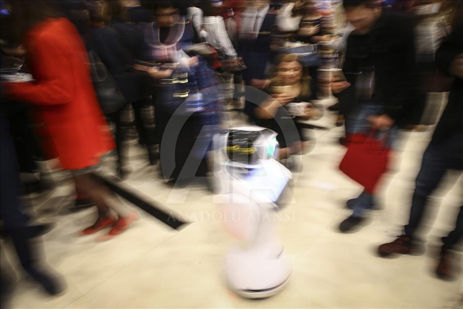 İnsansı robotlar öğretmenliğe kodlanıyor