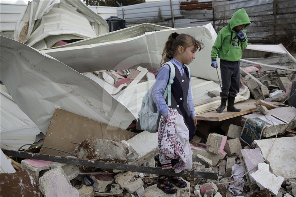 İsrail askerleri Filistinlilere ait 3 evi yıktı