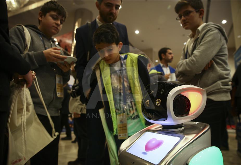 İnsansı robotlar öğretmenliğe kodlanıyor